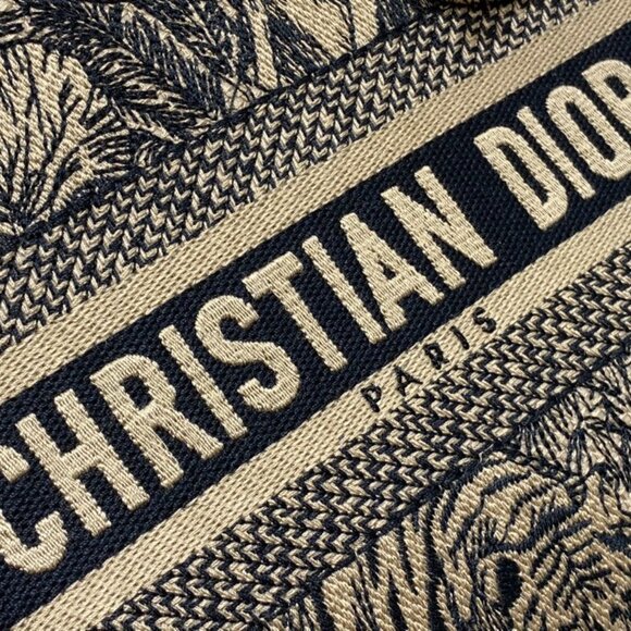 Dior Classic Collection Handbag | The Perfect Blend of Luxury & Style - Picture 5 of 7